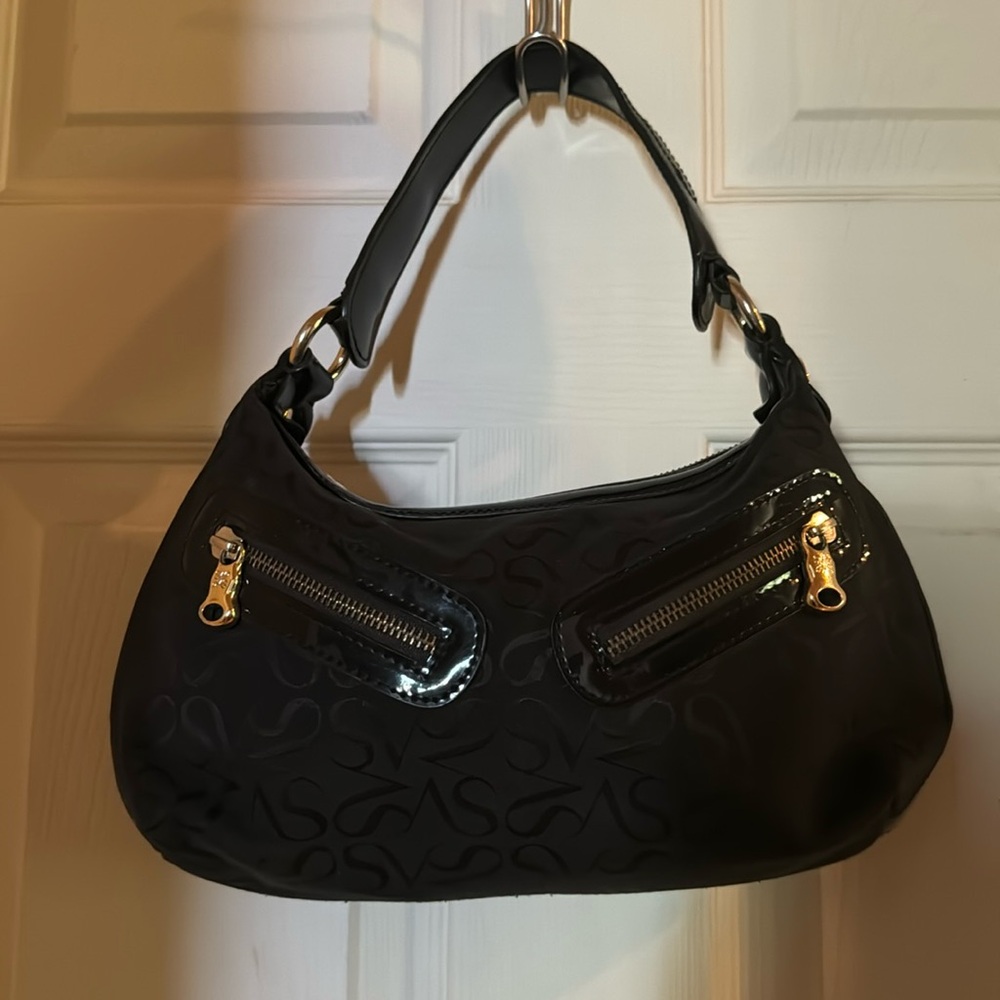 Black hand purse simply Vera Wang vintage
